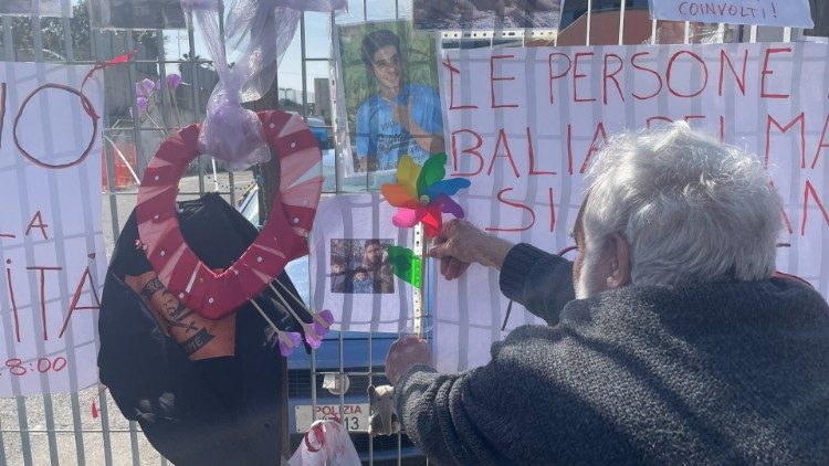 Assan posa una girandola sotto la foto dei nipoti