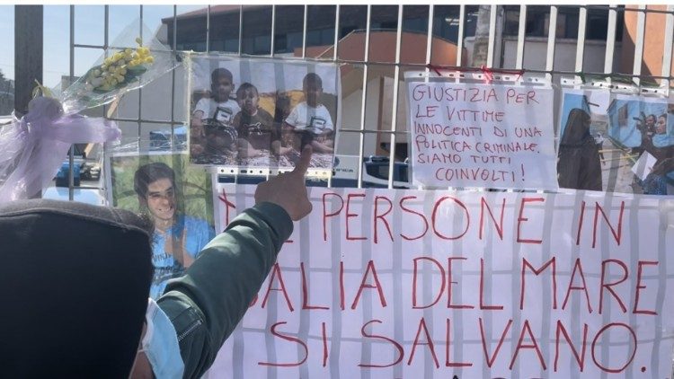 Un uomo indica la foto di tre bambini morti nel naufragio: uno  stato recuperato, gli altri due sono dispersi