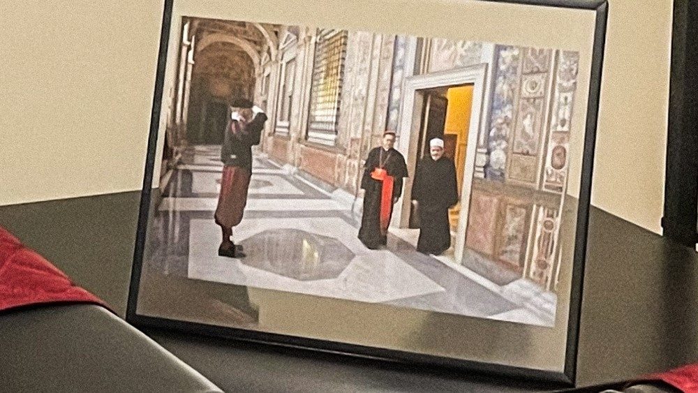 Detalle de la foto  sobre la mesa: El cardenal y el gran Imn Al Azhar