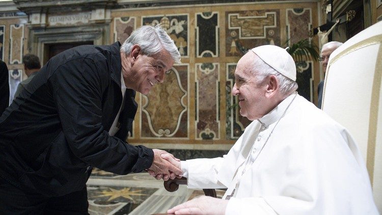 Padre Antônio Bogaz cumprimenta o Papa Francisco