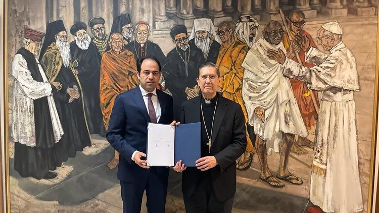 Il cardinale Ayuso e il giudice Abdelsalam con il testo dell'accordo