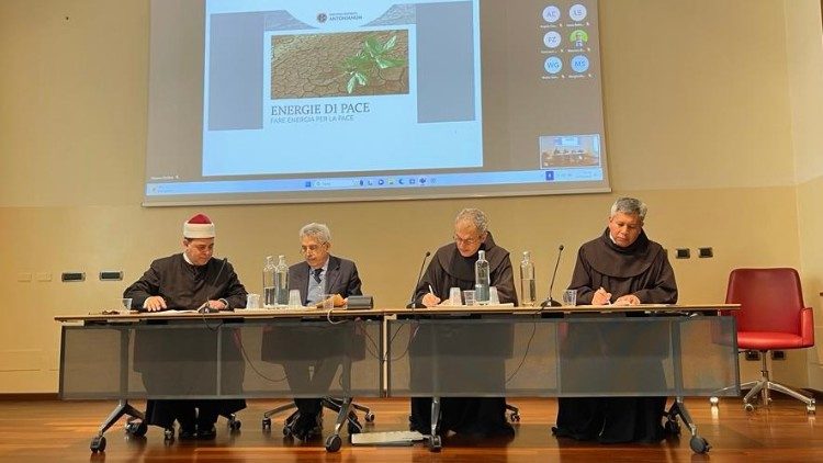 Il momento della firma dell'accordo quadro per la costituzione della comunità energetica. Da sinistra:l’imam Nader Akkad della Grande Moschea di Roma, Abdellah Redouane, segretario generale del Centro Islamico Culturale d’Italia legato alla Moschea di Roma, fratel Massimo Fusarelli, ministro generale dell’Ordine dei Frati Minori, padre Augustin Hernandez Vidales, rettore della Pontificia Università Antonianum