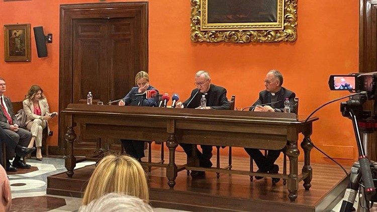 Kardinal Parolin (Mitte) bei der Buchpräsentation mit Italiens Ministerpräsidentin Giorgia Meloni (links) und Pater Spadaro (rechts)