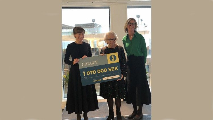 SWEA Internationals hedersordf?rande Prinsessan Christina, fru Magnuson och ordf?rande Catarina Hansson l?mnar ?ver en check till styrelseordf?rande i Beredskapslyftet, Malin Leffler vid en ceremoni den 13 mars 2023 i Stockholm. Donationen g?r till utbildning i det svenska spr?ket f?r ukraniska flyktingar i Sverige.