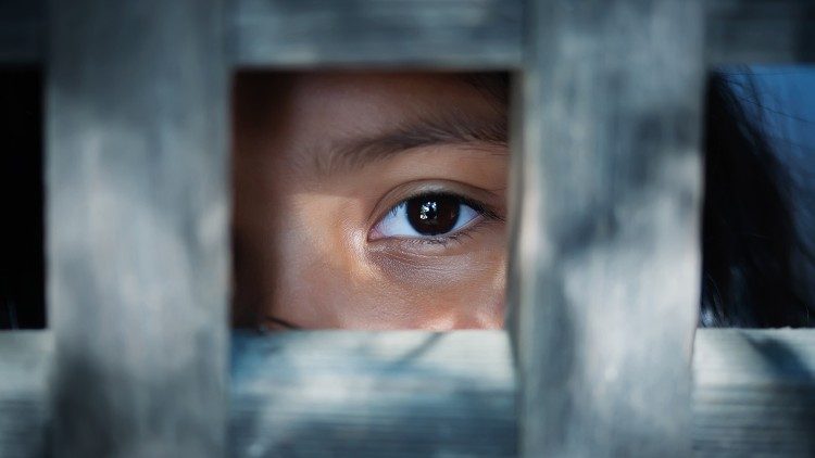 La tratta di esseri umani  una moderna forma di schiavit e i minori sono sempre pi coinvolti 