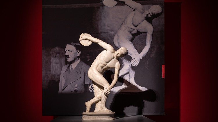 La prima sala della mostra con il Discobolo Lancellotti