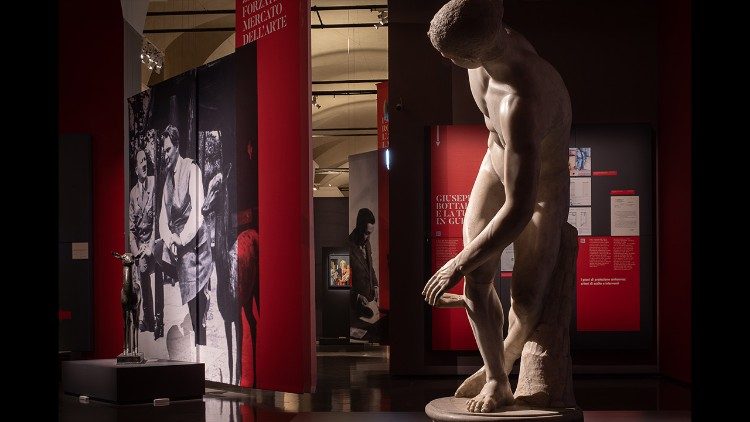 Allestimento Sala 1:  il Discobolo e la gigantografia di Hermann Göring