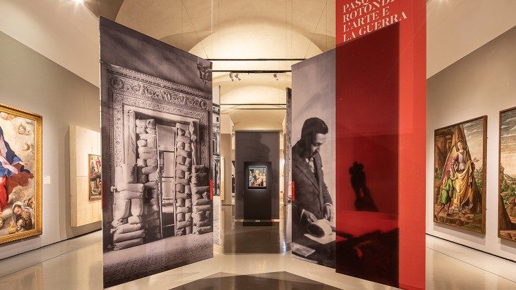 Allestimento della Sala 2: Pasquale Rotondi, l'arte e la guerra. Urbino