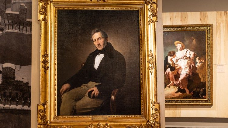 Francesco Hayez, Ritratto di Alessandro Manzoni, 1841 Olio su tela, Milano, Pinacoteca di Brera © MiC C Pinacoteca di Brera, Milano; sullo sfondo: Giovanni Battista Piazzetta, L'indovina, 1740 - 1745, Olio su tela, Venezia, Gallerie dell'Accademia © Archivio Scala Group, Antella / © 2022.Foto Scala, Firenze