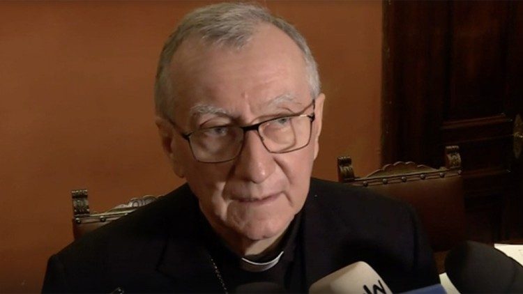 Kardinal Pietro Parolin im Gespräch mit Journalisten nach der Buchvorstellung