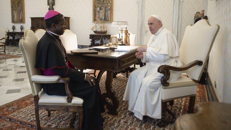 Imzot Fortunatus Nwachukwu me Papën Françesku