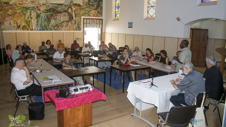 Una conferencia en el Instituto ecuménico de teología Al Mowafaqa en Rabat, Marruecos. De espaldas, a la derecha, el cardenal López Romero