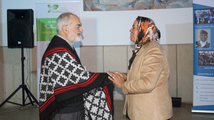 El cardenal López Romero recibe en Al Mowafaqa a Latifa Ibn Ziaten, marroquí emigrada a Francia y fundadora de una asociación para la juventud y la paz, dedicada a su hijo Imad, víctima del terrorismo, quien recibió el Premio Zayed 2021 por la Fraternidad Humana