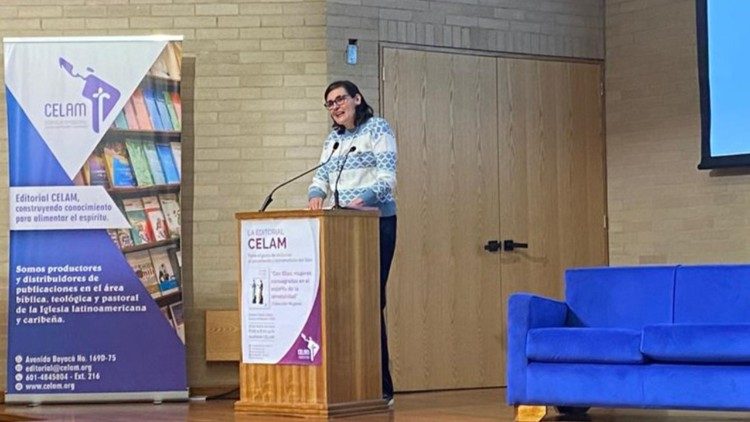 Ir.mã Gloria Liliana Franco Echeverri, na apresentação do seu livro no CELAM