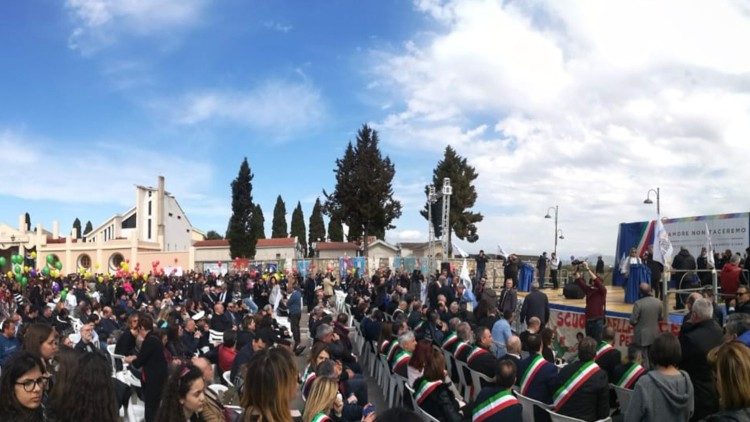 La grande folla davanti al cimitero di Casal di Principe , dove riposa don Peppe Diana, nelle celebrazioni del 2019. Il 21 marzo il presidente Mattarella visiter la tomba del parroco vittima della camorra