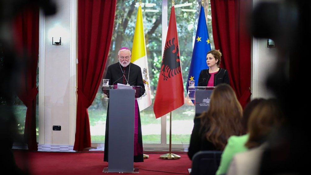 2023.03.18 Tirana. Conferenza stampa di monsignor Paul R. Gallagher con il ministro per l’Europa e gli Affari Esteri albanese Olta Xhaçka (18 marzo 2023)