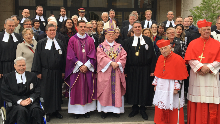 Die Festgemeinde im Campo Santo