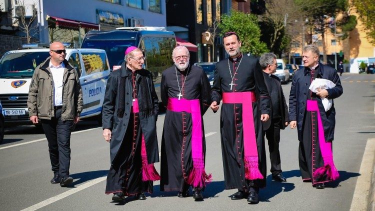 Gallagher em Rrëshen (Vatican Media)