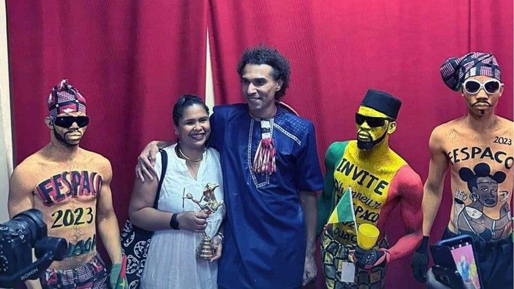 Carlos Yuri Ceunink e Natasha Craveiro, vencedores do Galardão de Ouro no FESPACO 2023 com o filme Documentário "Omi Nonu" 