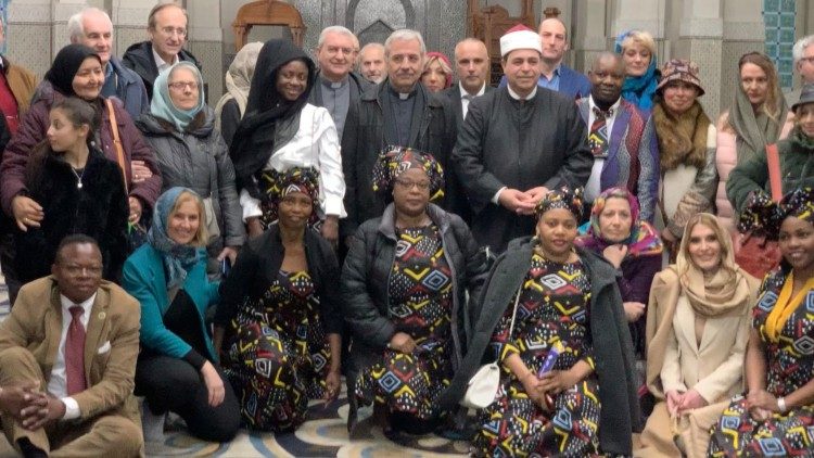 L' Imam Akkad (a destra in piedi) e don Savina (alla sua destra) con alcuni partecipanti all'incontro al termine della visita nella Moschea