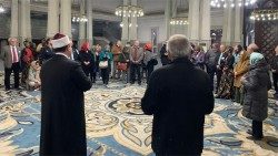 Moschea-di-Roma-visita-dialogo-interrelligioso-spalle-imam.jpg