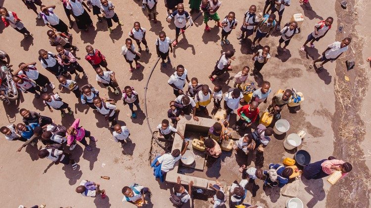 Vista aérea da Escola Primária Mbunya em Lengabo, província de Ituri, República Democrática do Congo, em 1º de fevereiro de 2023.