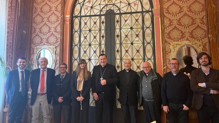 L'équipe del Progetto Scolacium, l’arcivescovo Claudio Maniago e il monsignor Carlo dell’Osso, segretario generale del Pontificio istituto di archeologia sacra (PIAC)