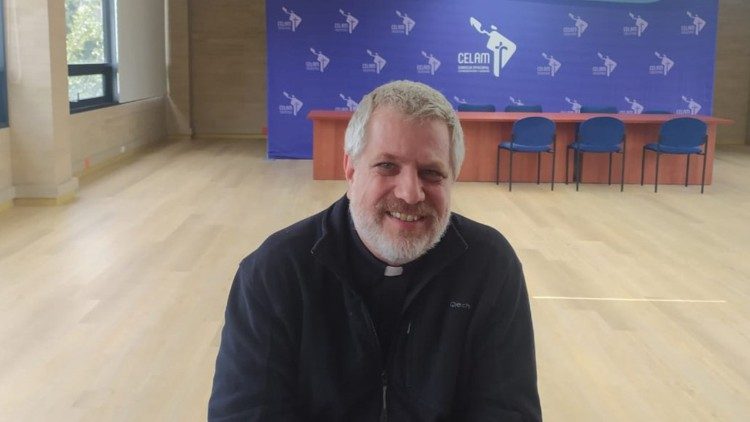 Padre Giacomo Costa na sede do CELAM