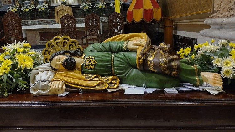 La imagen de San Jos dormido est expuesta dentro de la Baslica porte?a para la devocin de los fieles.