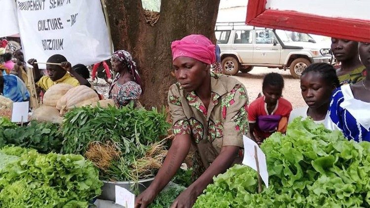 Una immagine dalla Fiera agricola di Bozoum, festa di colori e spazio di riscatto