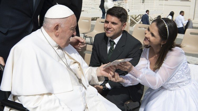 O encontro de Juliana e Victor com o Papa na Audincia Geral desta quarta (22)
