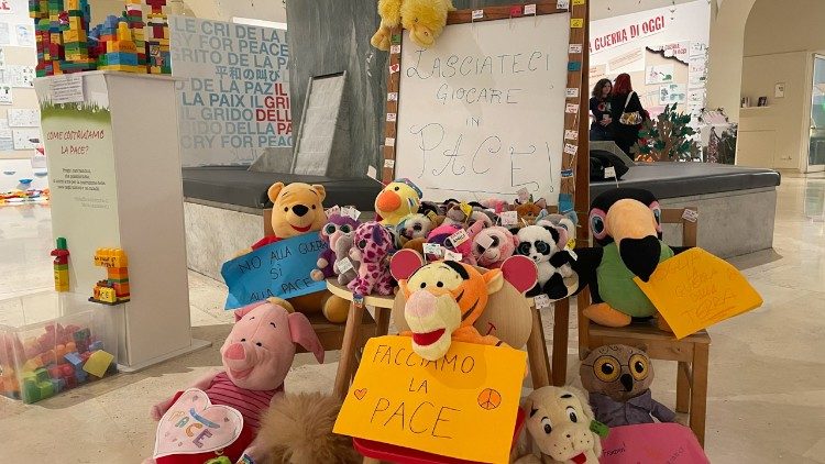 Un' altra installazione preparata dai bambini delle "Scuole della Pace" della Comunità di Sant'Egidio