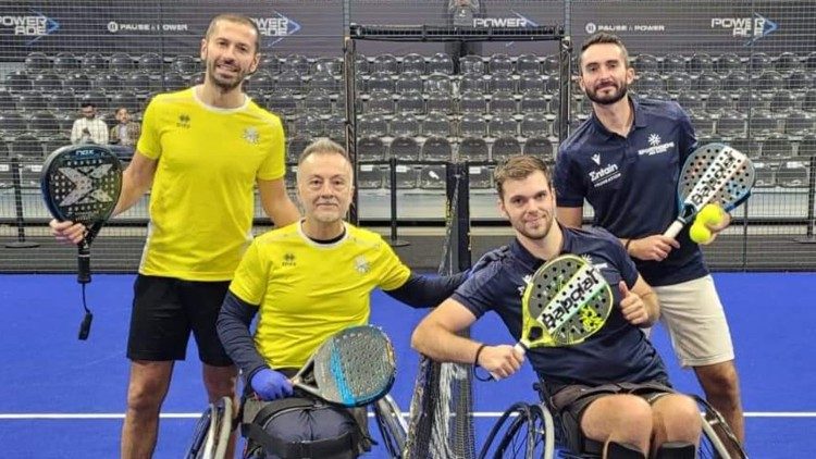 Coppie di atleti che partecipano al padel inclusivo