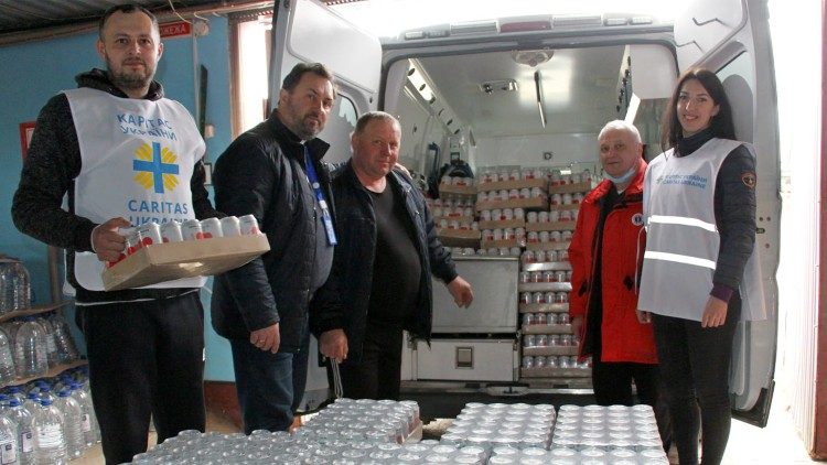 Ks. Taras Pavlius wraz z wolontariuszami w Miko?ajowie