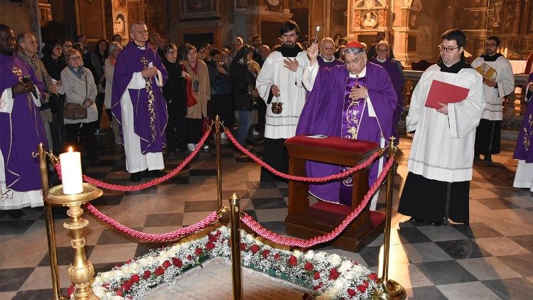 Il cardinale Semeraro benedice il luogo in cui è sepolto Bartolomeo Menochio (foto Antonino Cottone)