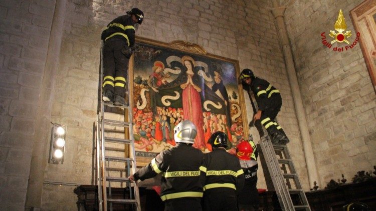 San Ginesio, Collegiata. I vigili del fuoco mettono in salvo la Madonna della Misericordia