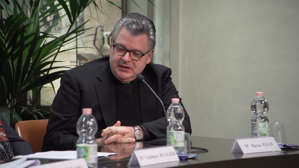 O diretor brasileiro do Coro da Capela Sistina, monsenhor Pavan