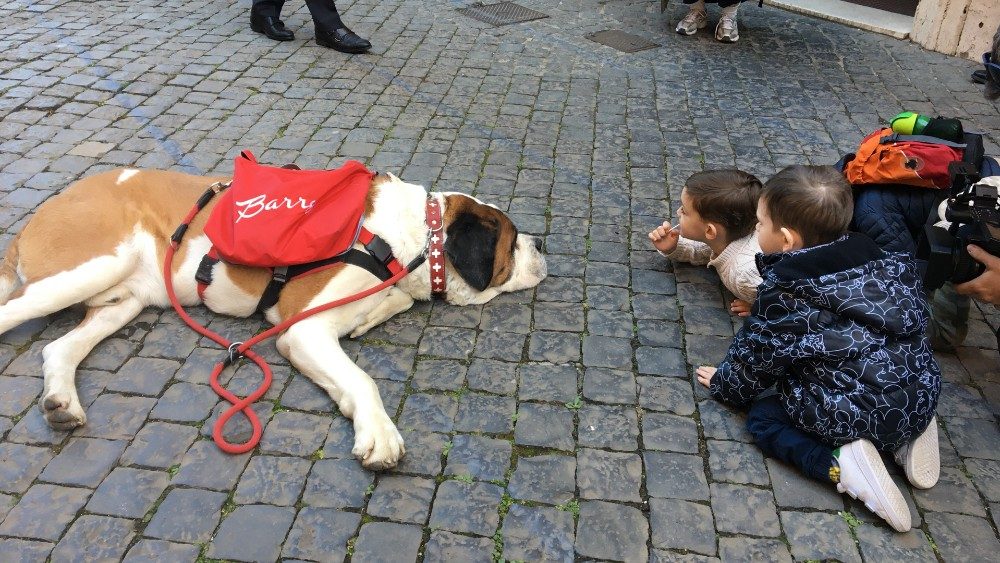 Magnum et des enfants à la caserne de la Garde Suisse pontificale, mardi 28 mars 2023