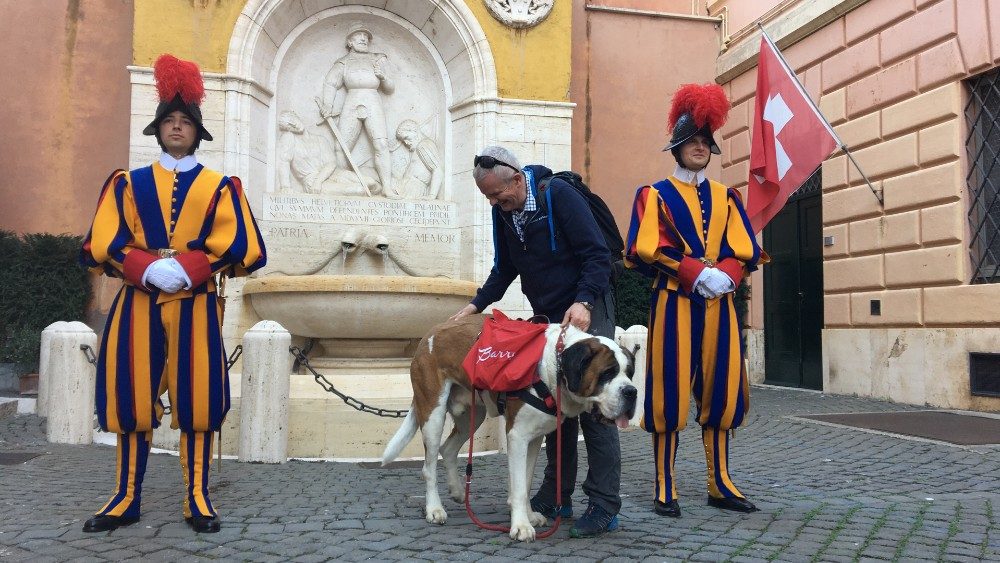 Magnum et Claudio Rossetti à la caserne de la Garde Suisse pontificale, mardi 28 mars 2023