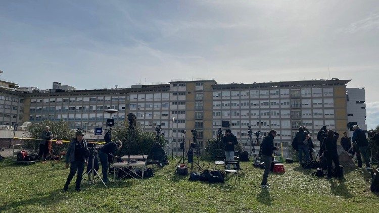 Journalisten vor der Gemelli-Klinik