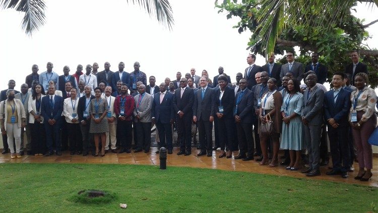 13 frum das Comunica??es da CPLP e XV Assembleia geral de ARCTEL (S?o Tom e Prncipe)