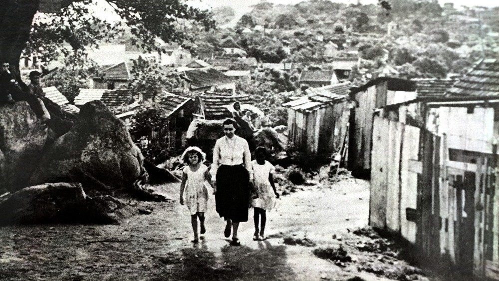Suor Nely Capuzzo con due bambini. Foto scattata da Anthony Ronek per la rivista O Cruzeiro nel 1958