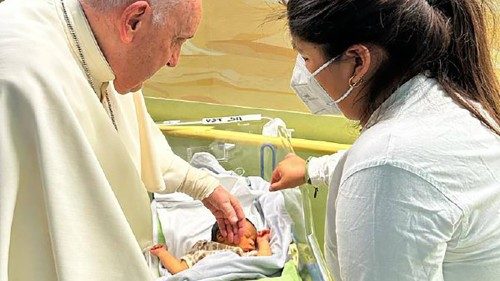 Francesco telefona alla mamma di Miguel Ángel, il bimbo battezzato al Gemelli