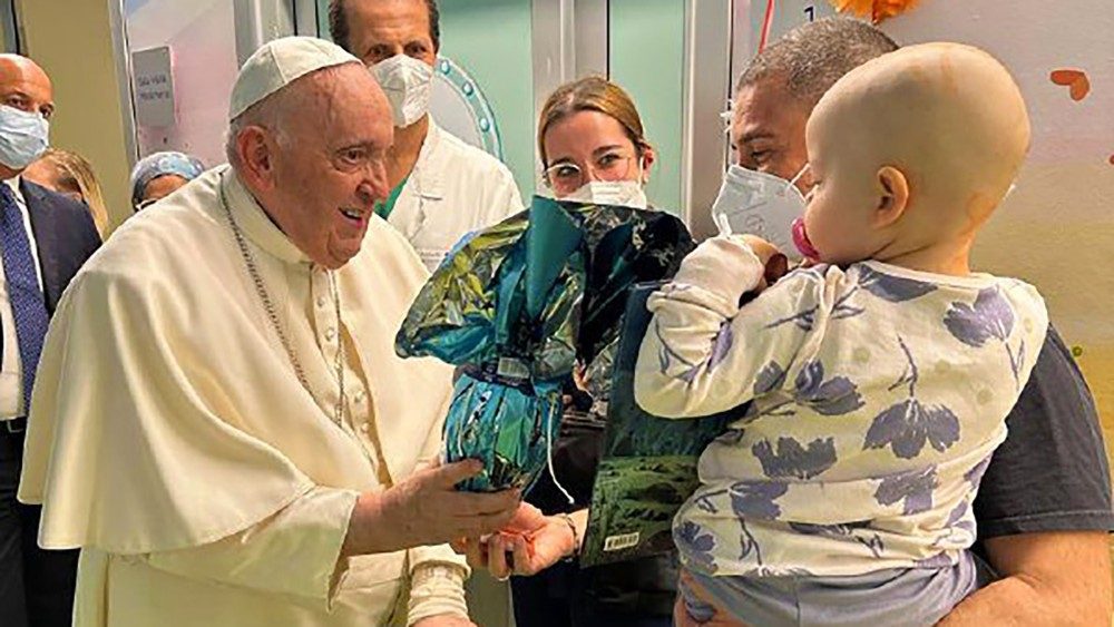Papa Franjo predaje darove na Odjelu dječje onkologije bolnice A. Gemelli