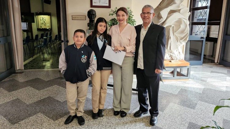 Dos chicos de la Brassavola School de Honduras con su director