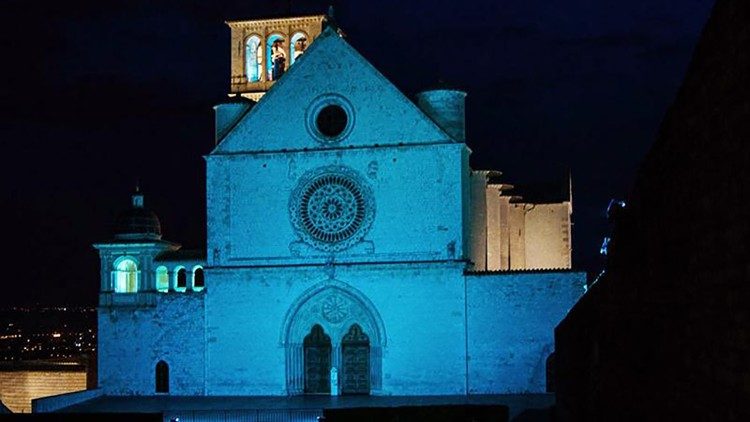 Assisi, la Basilica di illumina di blu per la Giornata mondiale per la consapevolezza sull'autismo 