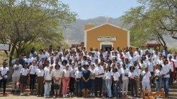 Foto-2-Dom-Ildo-Fortes-e-jovens-de-Cabo-Verde.jpg