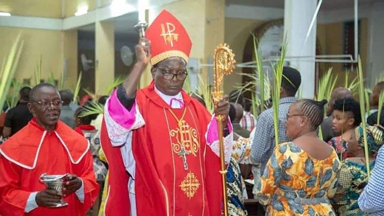 Askofu akibariki Matawi kabla ya kuanza maandamano