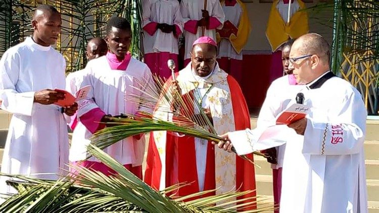 Askofu wa Sumbawanga nchini Tanzania akibariki matawi 2 Aprili 2023