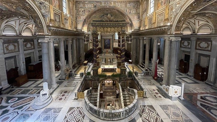 Une vue totale de l'ambon et du siège de la basilique mariale